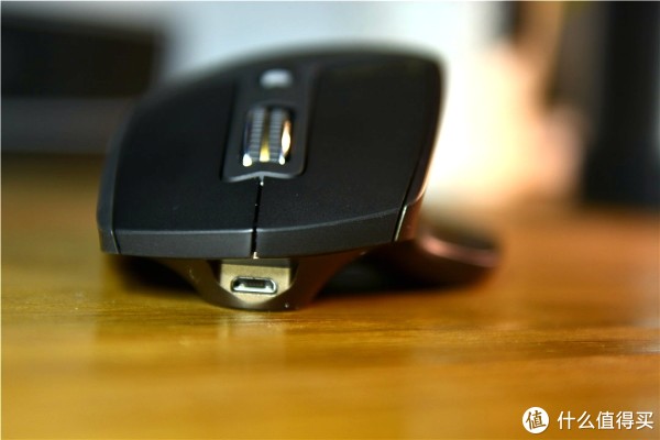 Logitech罗技双模无线鼠标  滚轮特写