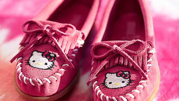 流苏撞上Hello Kitty： MINNETONKA 与 Hello Kitty 跨界合作款童鞋发售