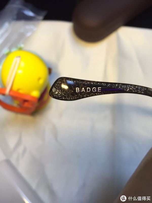 左右镜脚处的一些logo,没啥特别,标志的是内嵌方式,badge是打印上去