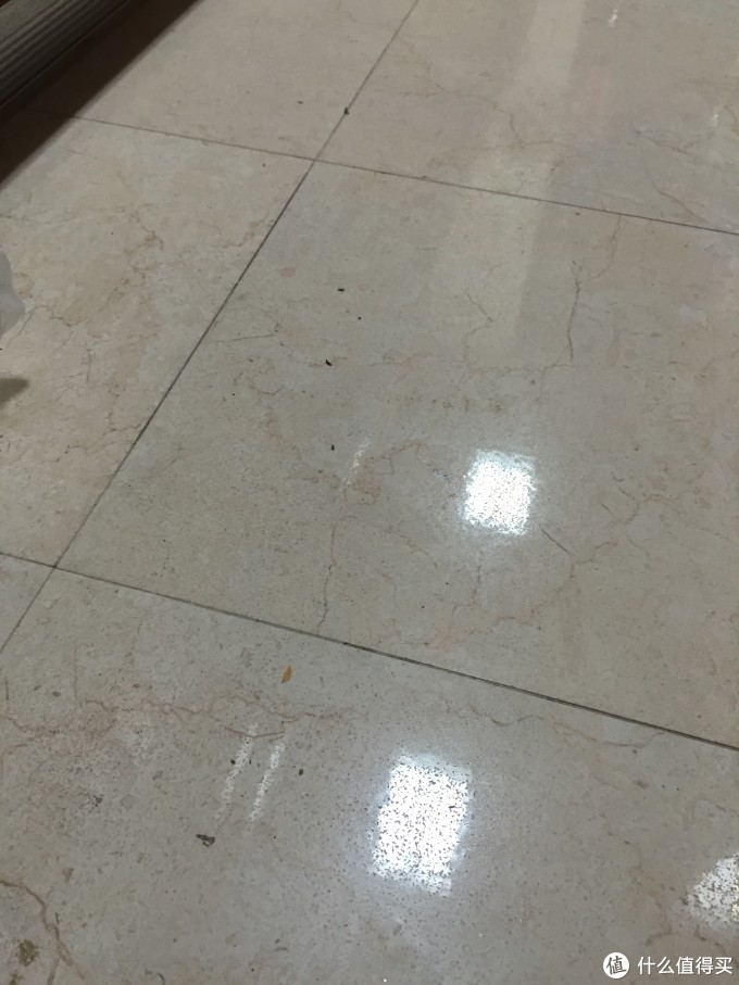 转战厨房,能看到厨房地面比较脏, 做完饭还没有收拾呢.
