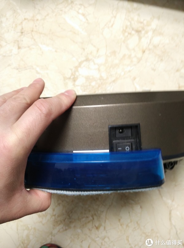 水箱上方的充电口及电源开关。