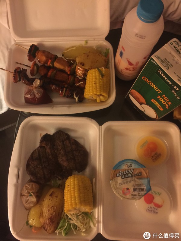 这是我跟老公的年夜饭,牛排和大肉串 泰国养乐多 椰奶 布丁。。。 这是我跟老公的年夜饭,牛排和大肉串 泰国养乐多 椰奶 布丁。。。