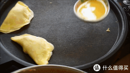 画圈圈一边倒在烤盘上,我没这技术,我只会倒上去然后用勺子底部画圆了