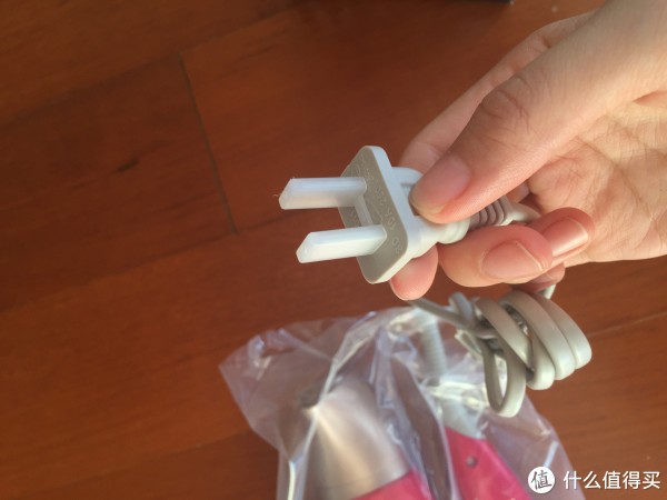 插销部分很被塑料包裹了起来
