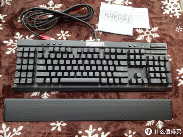 美商海盗船 k95 rgb 机械键盘外观展示(键帽|手托|logo|垫脚|usb接口)