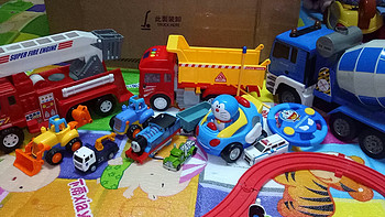 小P娃的玩具 篇二：Thomas & Friends 托马斯&朋友 电动小火车和他的汽车伙伴们