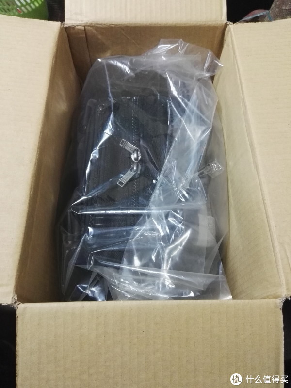 打开包装，包包静静的躺在里面，包裹的还算严实