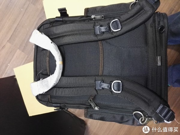 背面，背带很舒服，可以放在拉杆箱上带着