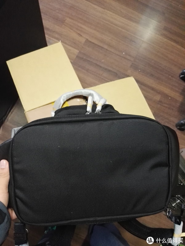 包包的底部，很耐磨的感觉，可以拉开扩容