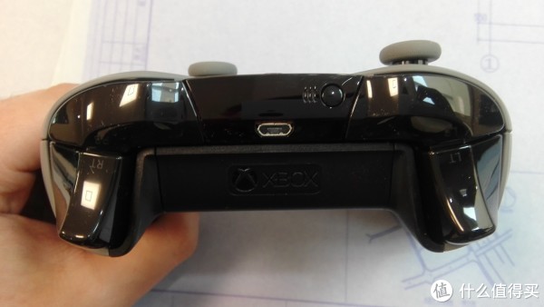 微软xbox one 使命召唤版手柄外观展示(颜色|背面|接口)