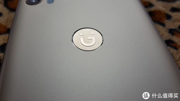 金立S8手机背面logo实拍图