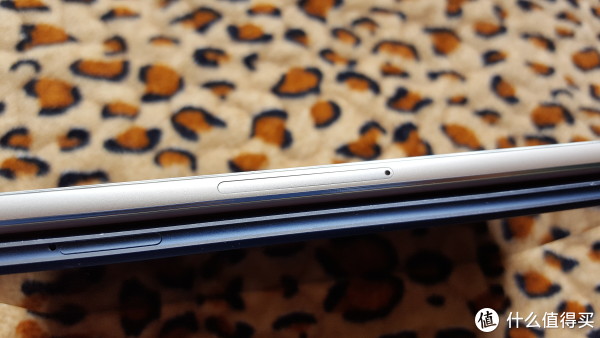 金立S8手机与金立S7手机侧面对比实拍图