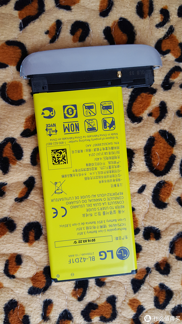 LG G5 手机底座及电池实拍图