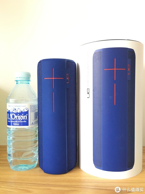 首先是大小对比，跟500ML的矿泉水