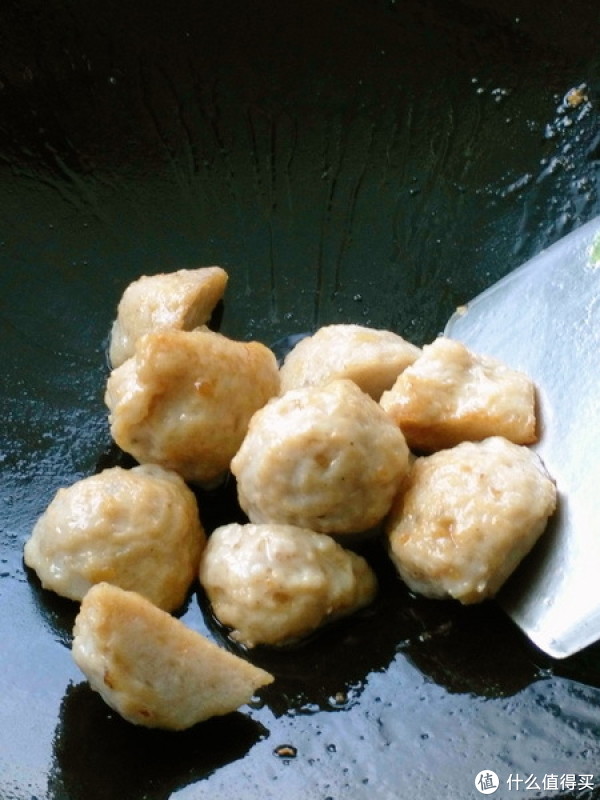 煎鱼丸新鲜美味。只放了很少的粉，吃起来没有外面的一股子粉味道