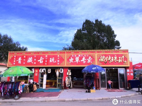青海湖景区的特产店,一溜都是,我没买,就试吃了一块牦牛肉