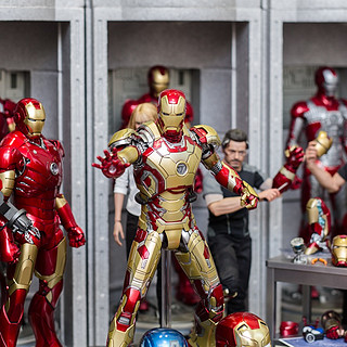 收藏的乐趣 篇五：God bless Iron Man！Hottoys 合金版钢铁侠战衣