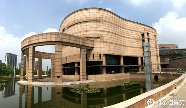 不仅有双博馆,还有扬州市美术馆,扬州市图书馆,扬州市音乐厅,也都坐落