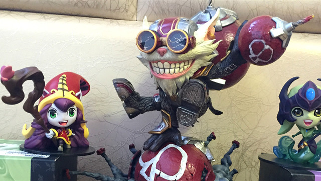 游戏少女的日常 篇二:LOL真爱粉的晒单:炸弹人、娜美、璐璐手办，片尾乱入小魄罗