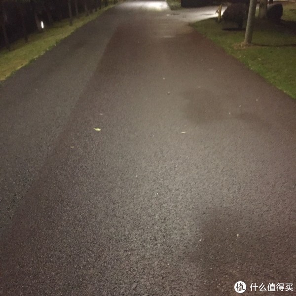 雨后本该湿滑的跑道