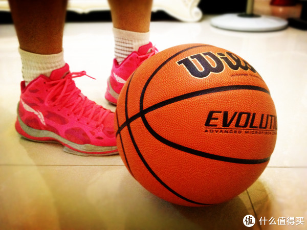亮眼的篮球?Wilson 威尔胜 NCAA疯狂三月四强赛 复刻版 1233S