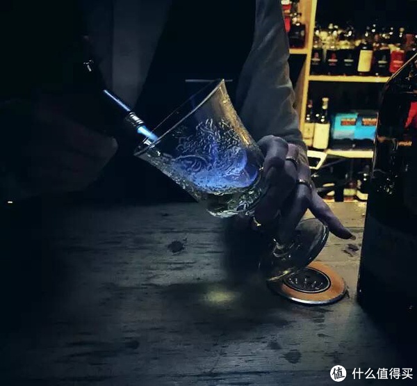 "一杯燃烧的islay威士忌,点燃后在杯内缓慢闪着蓝色火苗.