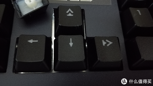 随键盘附送的按键到是字体正常，不论是粗细还是字体都很常见