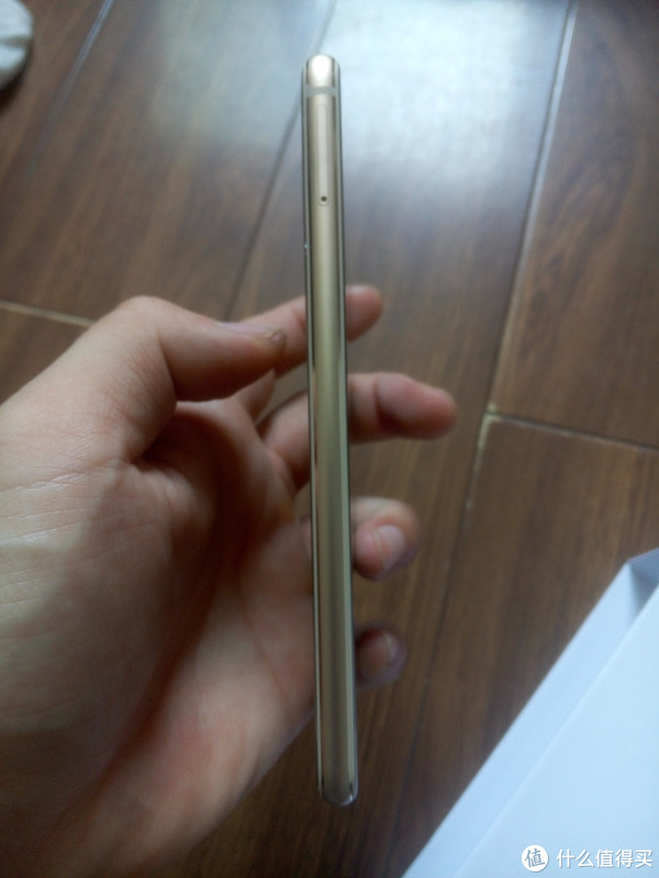 左侧是sim卡和存储卡位置