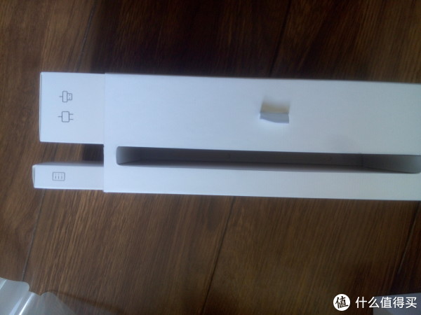 抽屉式打开，拉出一点能清楚看见一层说明书，一层数据线和充电器