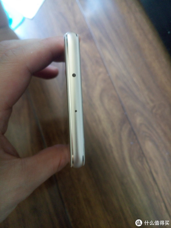 顶部一个红外发射和一个麦克风