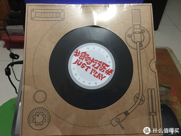 拆开包装后是一个黑胶唱片外观的盒子"及时行乐 just play,可以