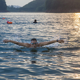 从泳池到江河湖海：游泳装备选购与野泳神器推荐