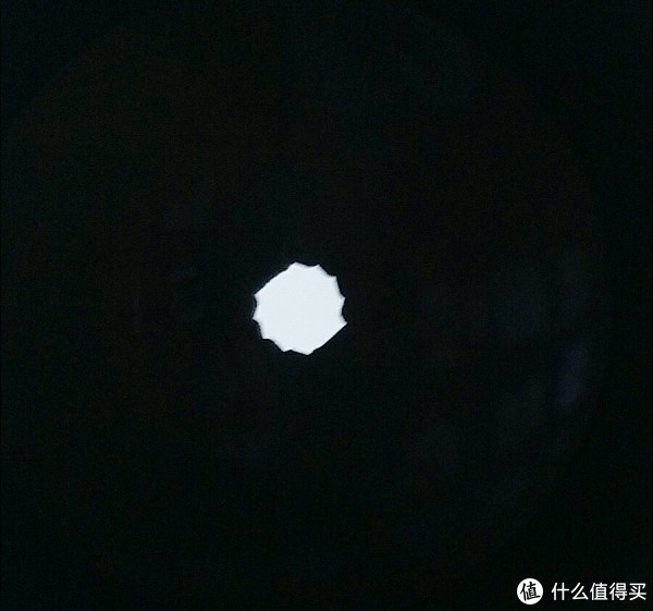 此处可以看到光圈叶片并不整齐