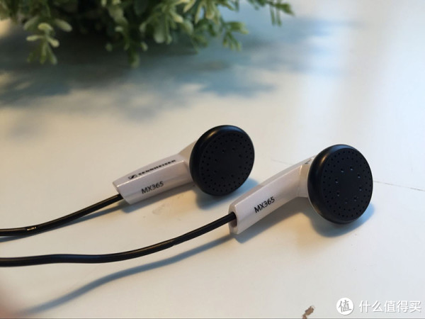 然后因为出门携带不太方便,所以又入了耳塞式的mx375,也用了三四年