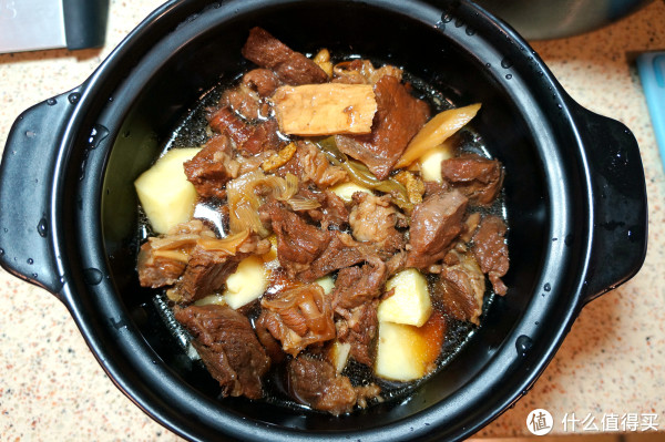 这里 土豆和大块一点的胡萝卜在砂锅里面垫底,然后捞一些筋头巴脑和