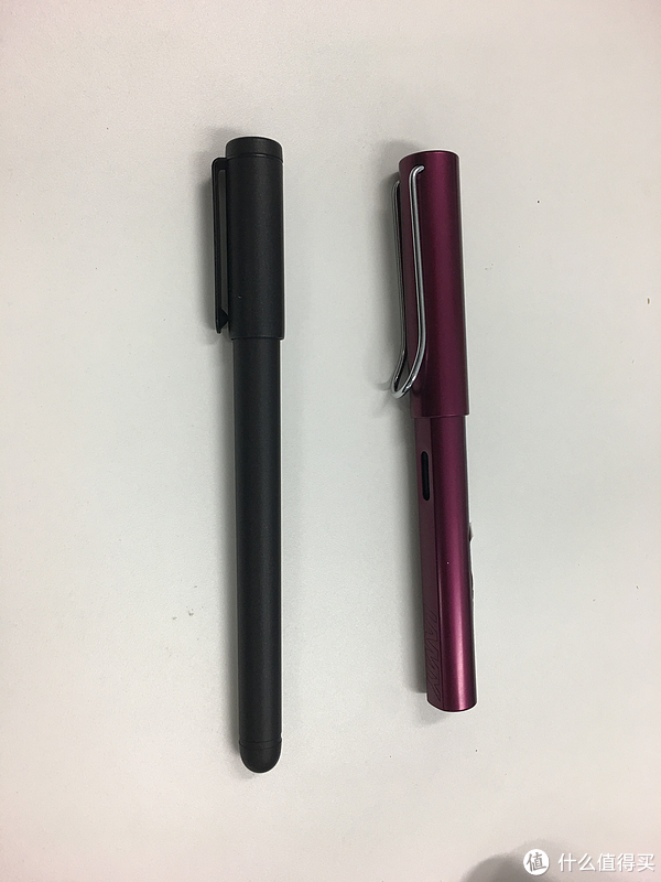 左：yoga book 笔，右：LAMY钢笔