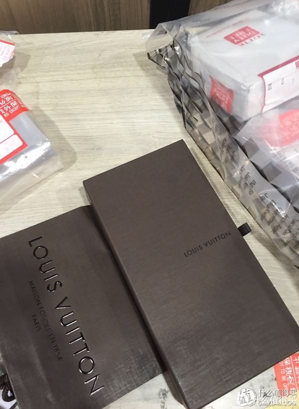 包装很普通,不过我的左边袋子是黄色的。 包装很普通,不过我的左边袋子是黄色的。