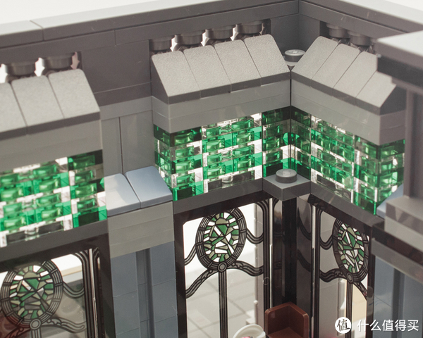落地窗顶部的窗花，用透明色和透明绿色的小砖叠出来。