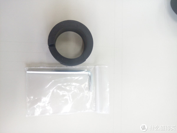 盒子内的小配件，内六角螺是安装用，橡胶垫圈就是适配不同把横的
