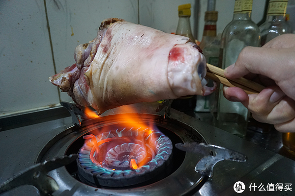 肉山大魔王益达教你吃肉 篇一:十一七天乐,吃肘子最快乐(有美女啃肘子