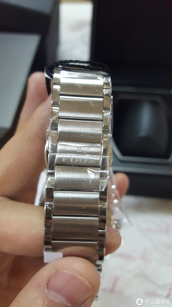 表扣很秀气，表带很长，对16mm手腕的我来说很长