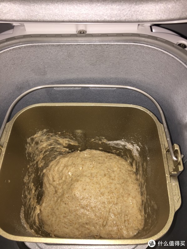 按开始后直接就和面啦，醒面的时候我偷偷打开拍的一张