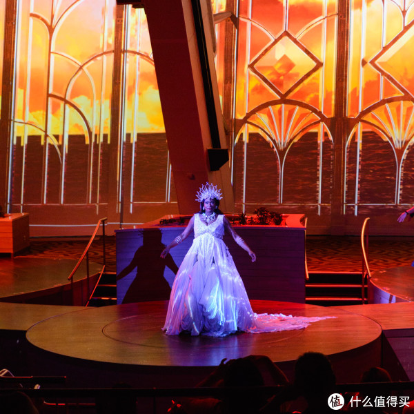 星海女王出场,全程围绕女王的歌声演出~女高音