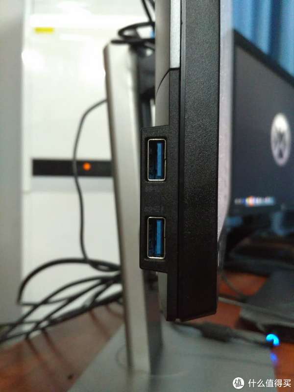 侧面USB更方便一些