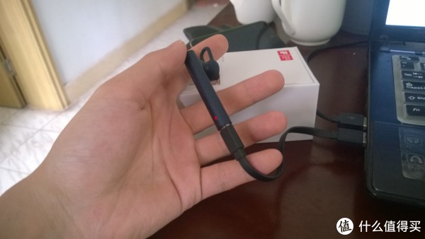 图6，小米蓝牙耳机充电的样子