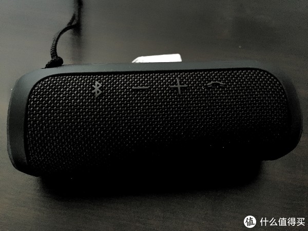 从左至右：蓝牙、音量加、音量减、接／挂电话（开始／暂停音乐）