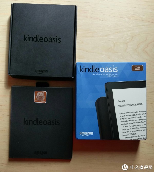 上面的黑色盒子是Kindle，下面有棕色标签的黑色盒子是充电皮套