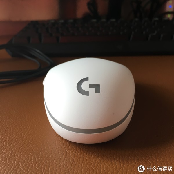 罗技G系列的LOGO，和贯穿整条裙边的RGB灯带。