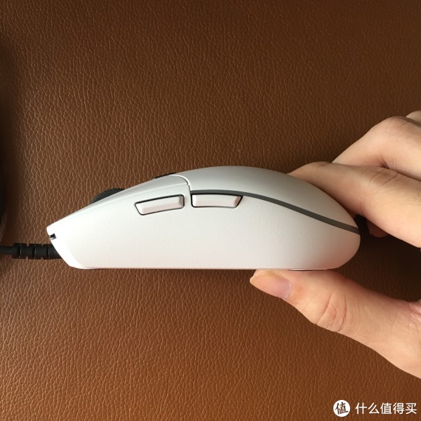 可自定义的侧键，几乎不需要适应，在LOL的时候能十分轻松的盲按。