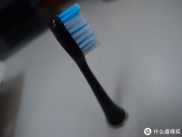 刷毛属于"中性",不硬也不属于软毛细毛,软硬度和粗细程度适中,使用时